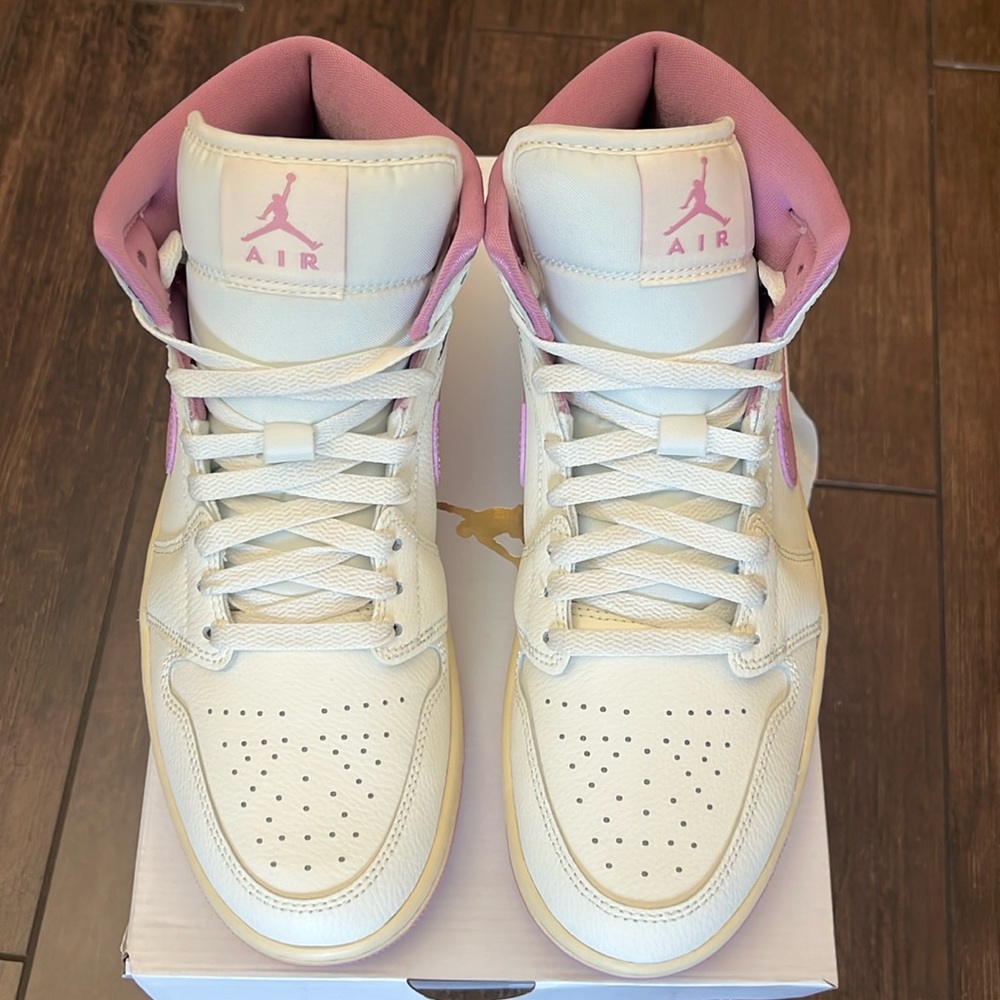 Brand new pair of women’s Air Jordan ones